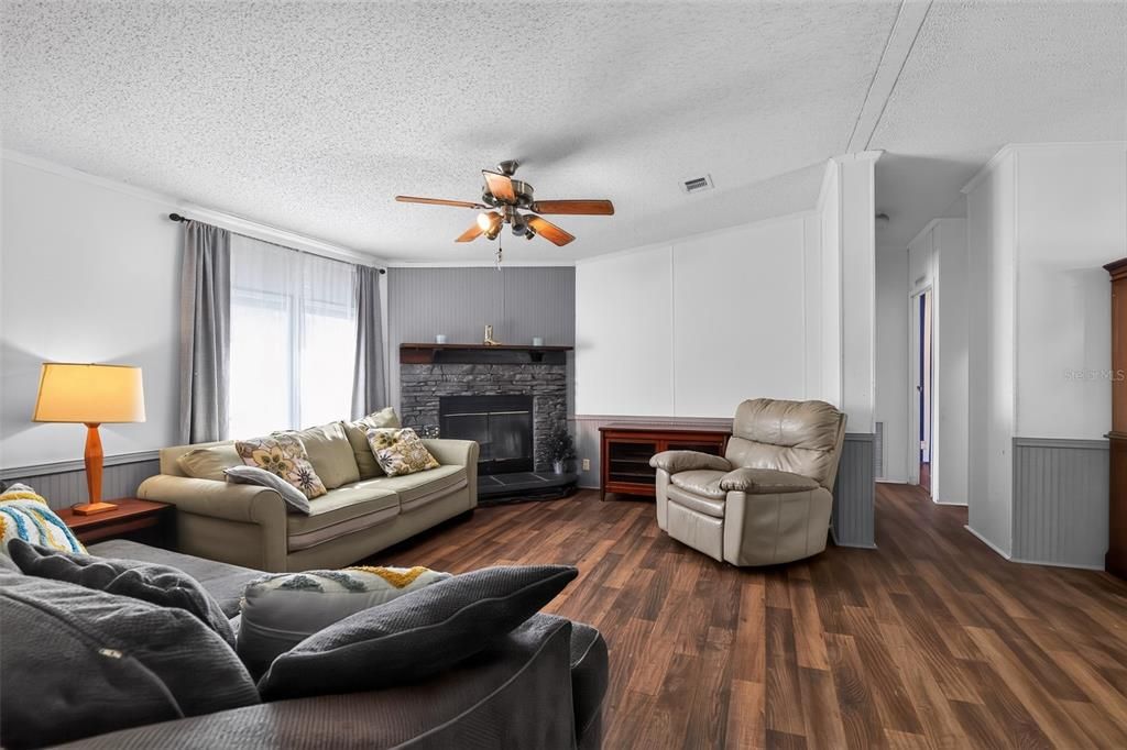 For Sale: $185,000 (3 beds, 2 baths, 1296 Square Feet)