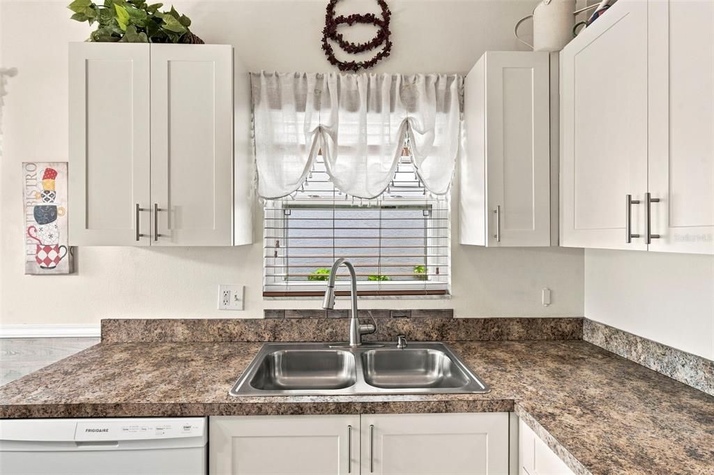 待售: $199,900 (2 贝兹, 2 浴室, 1174 平方英尺)