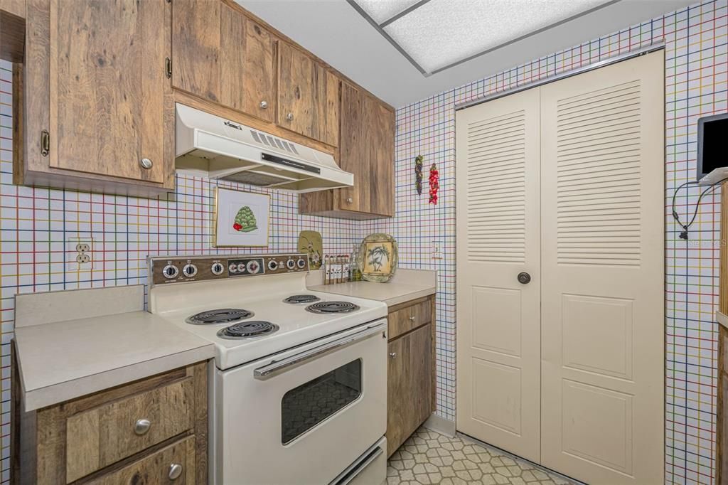 For Sale: $115,000 (1 beds, 1 baths, 679 Square Feet)