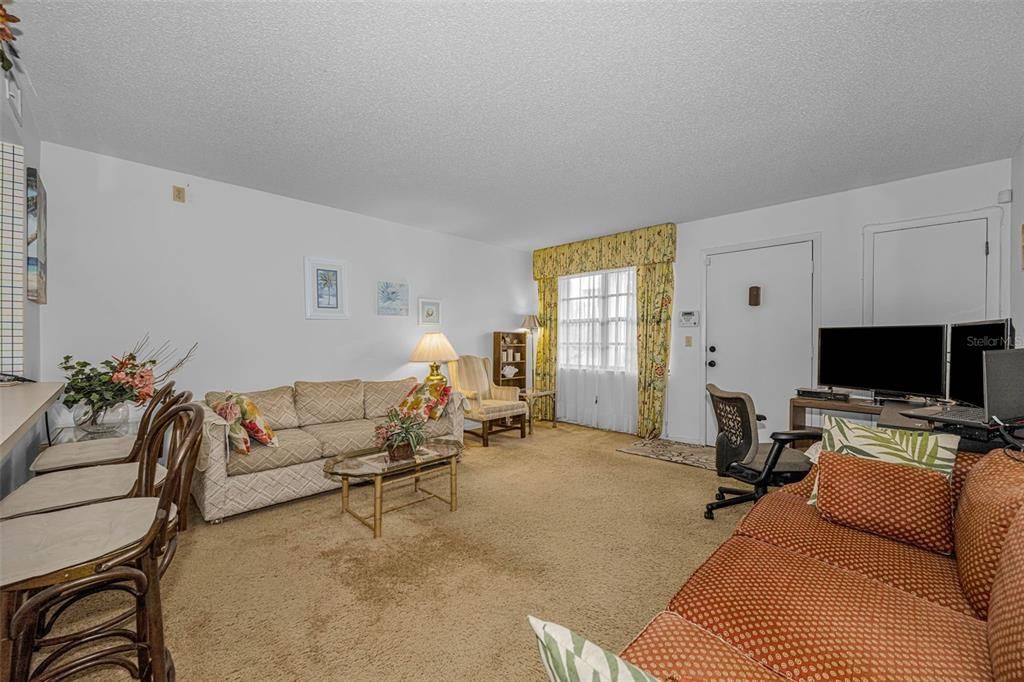 For Sale: $115,000 (1 beds, 1 baths, 679 Square Feet)