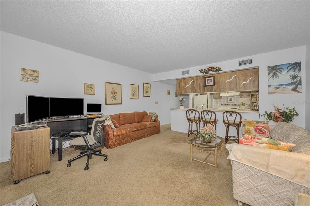For Sale: $115,000 (1 beds, 1 baths, 679 Square Feet)