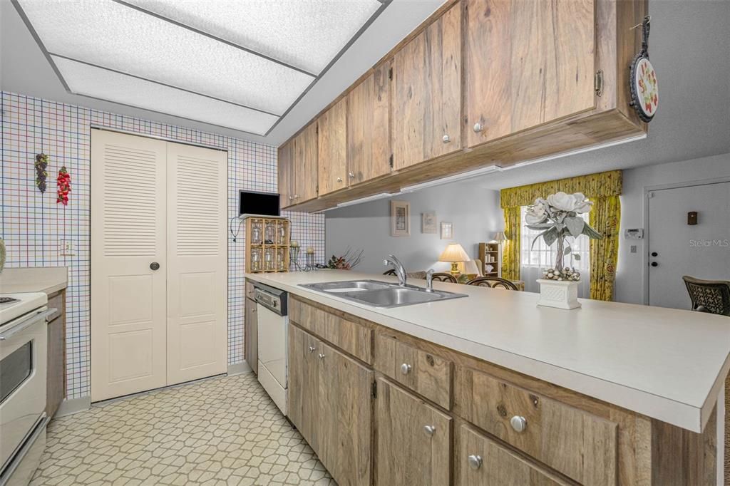 For Sale: $115,000 (1 beds, 1 baths, 679 Square Feet)
