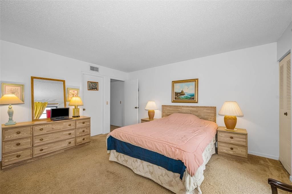 For Sale: $115,000 (1 beds, 1 baths, 679 Square Feet)