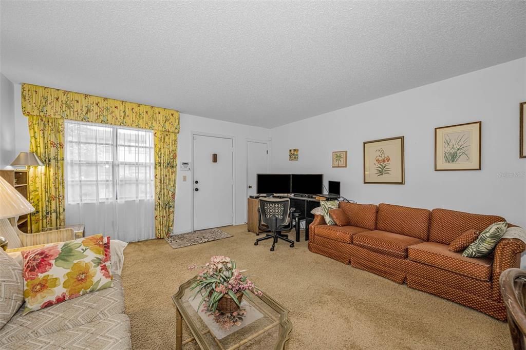 For Sale: $115,000 (1 beds, 1 baths, 679 Square Feet)