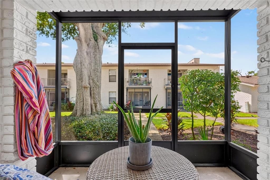 For Sale: $285,000 (2 beds, 2 baths, 890 Square Feet)