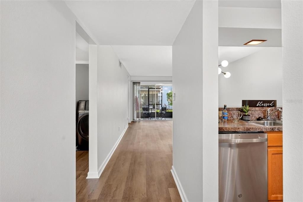 For Sale: $285,000 (2 beds, 2 baths, 890 Square Feet)