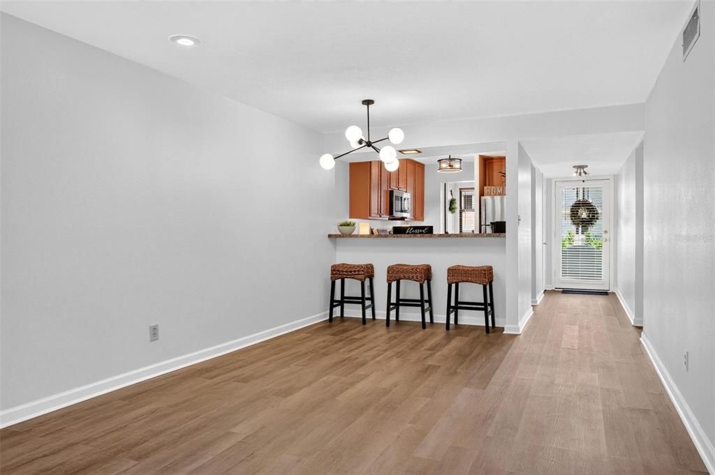 For Sale: $285,000 (2 beds, 2 baths, 890 Square Feet)