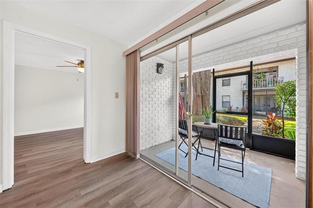 For Sale: $285,000 (2 beds, 2 baths, 890 Square Feet)