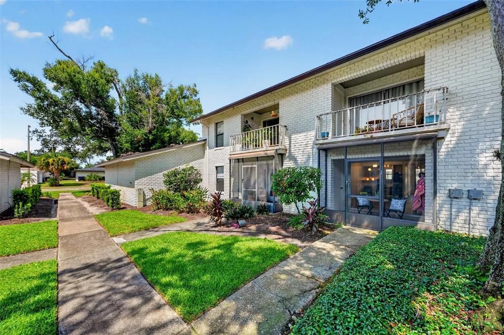 For Sale: $285,000 (2 beds, 2 baths, 890 Square Feet)