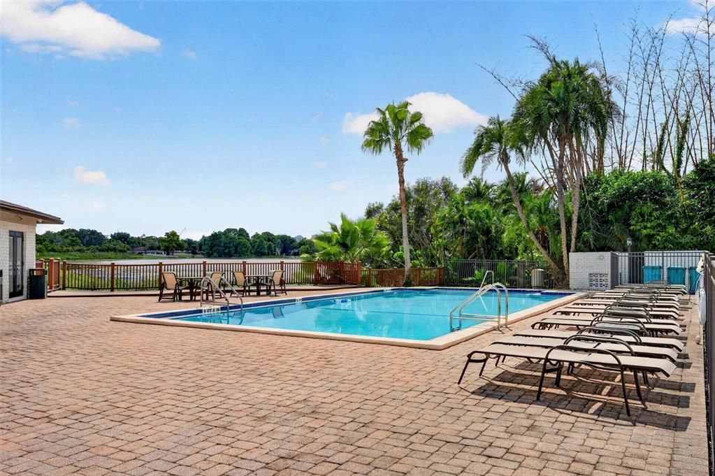 For Sale: $285,000 (2 beds, 2 baths, 890 Square Feet)