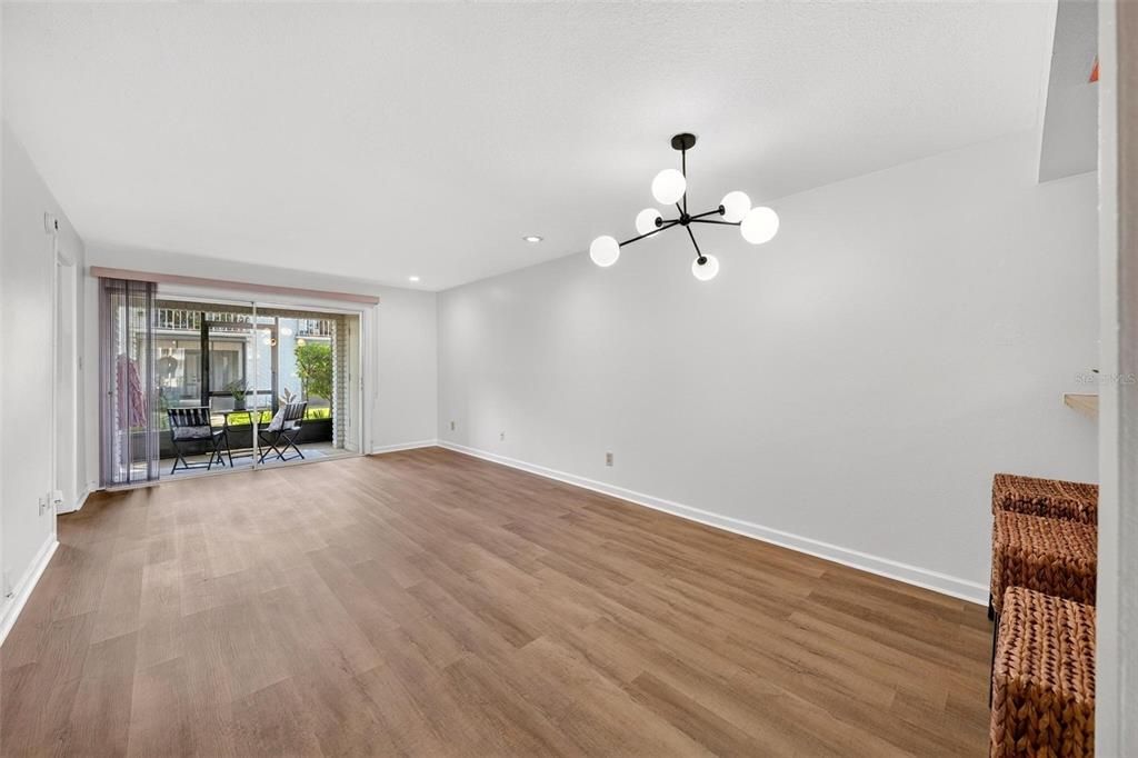 For Sale: $285,000 (2 beds, 2 baths, 890 Square Feet)