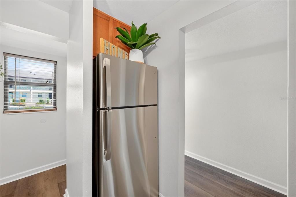 For Sale: $285,000 (2 beds, 2 baths, 890 Square Feet)