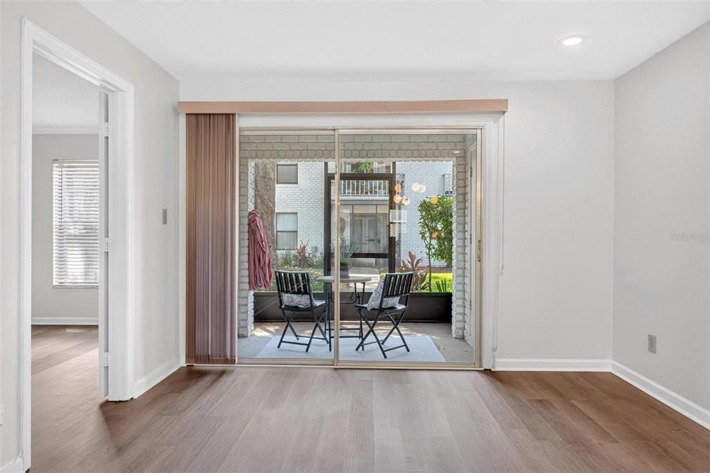For Sale: $285,000 (2 beds, 2 baths, 890 Square Feet)