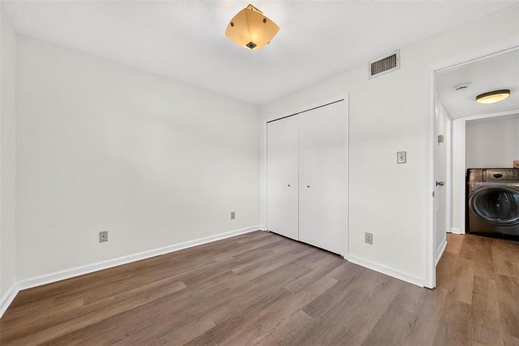 For Sale: $285,000 (2 beds, 2 baths, 890 Square Feet)