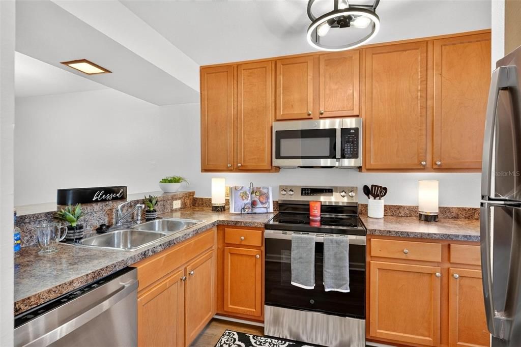 For Sale: $285,000 (2 beds, 2 baths, 890 Square Feet)