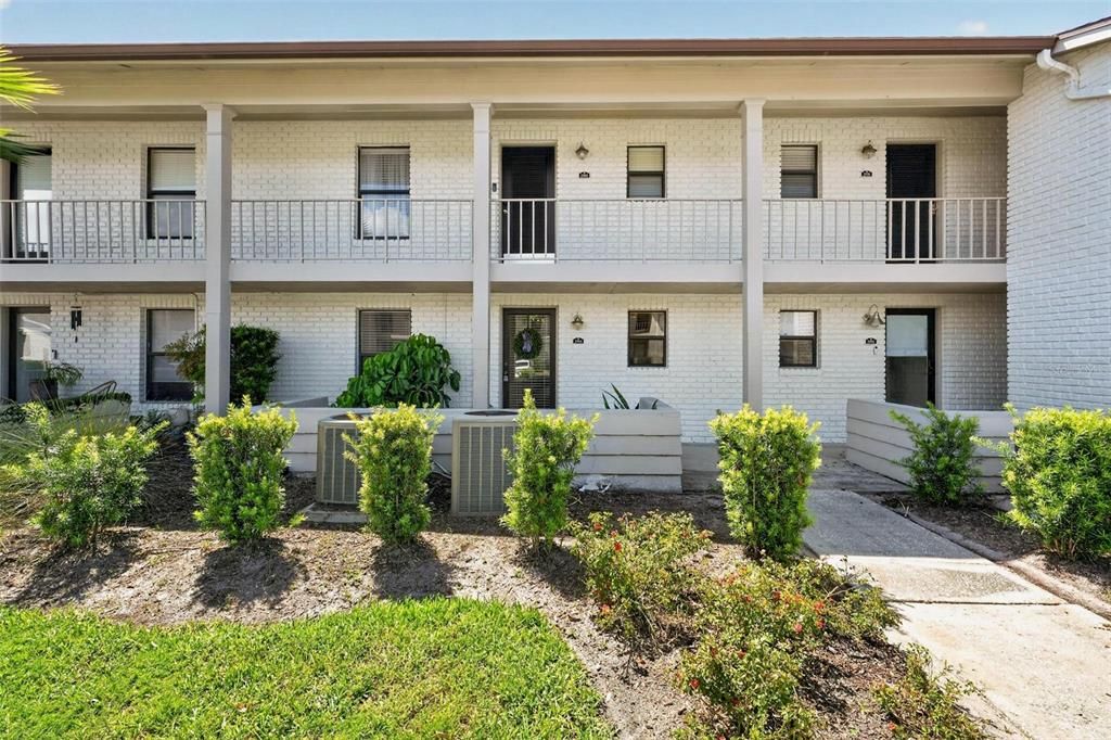 For Sale: $285,000 (2 beds, 2 baths, 890 Square Feet)