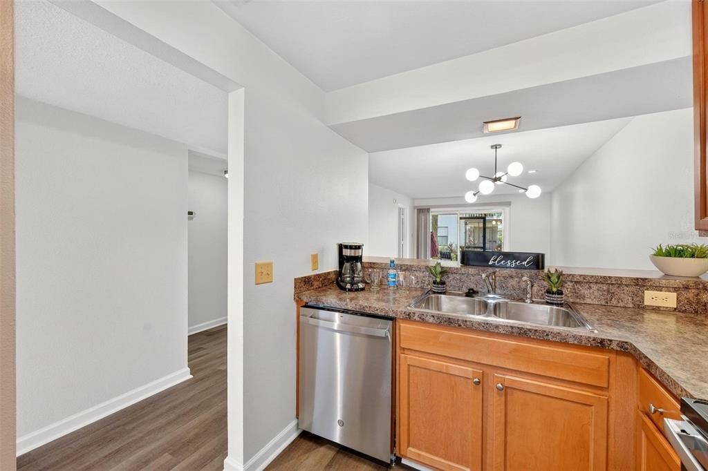 For Sale: $285,000 (2 beds, 2 baths, 890 Square Feet)