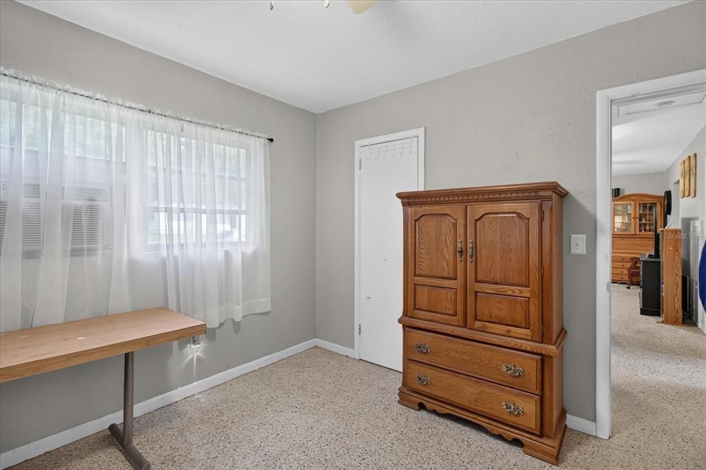 待售: $165,995 (3 贝兹, 1 浴室, 888 平方英尺)