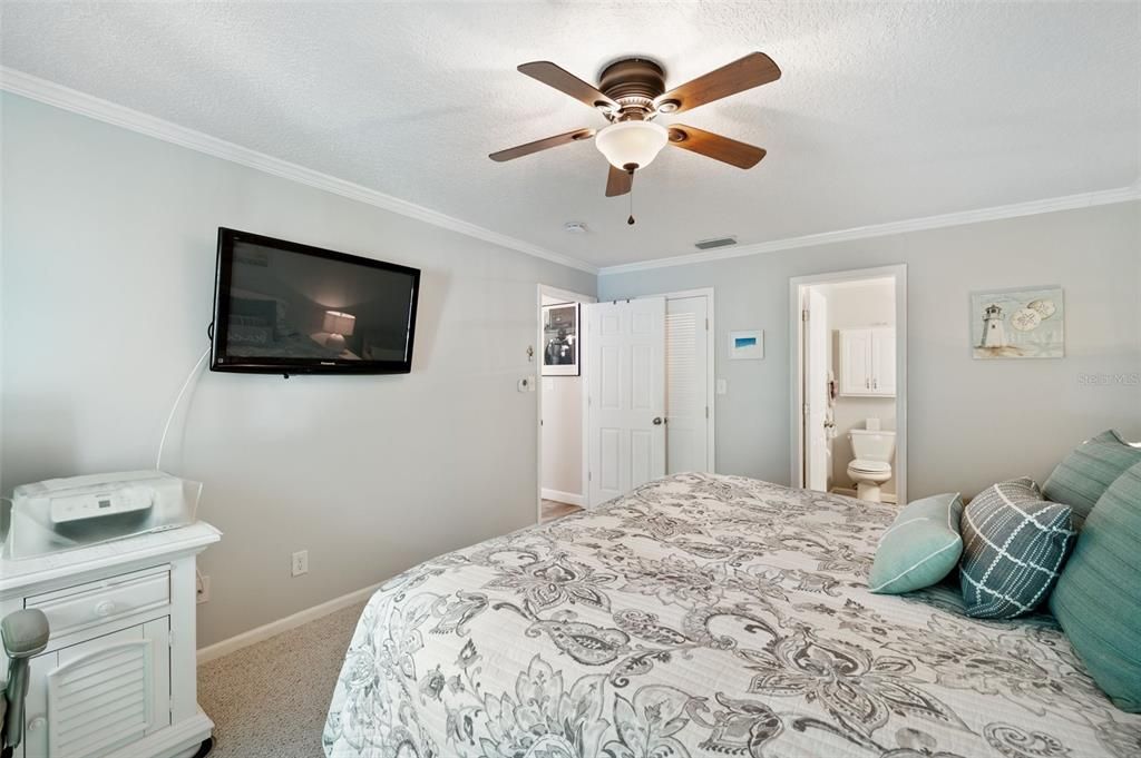 For Sale: $389,000 (2 beds, 2 baths, 1024 Square Feet)