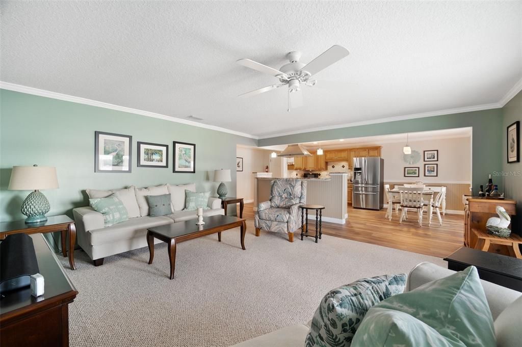 For Sale: $389,000 (2 beds, 2 baths, 1024 Square Feet)