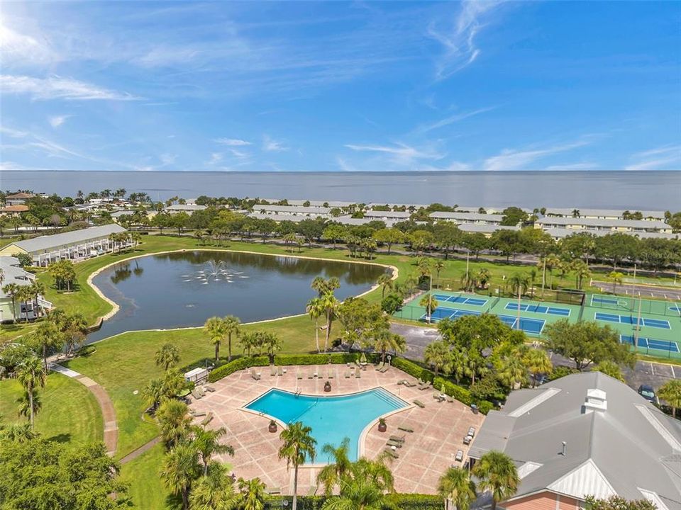 For Sale: $389,000 (2 beds, 2 baths, 1024 Square Feet)