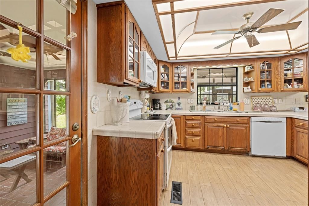 На продажу: $425,000 (4 спален, 2 ванн, 2024 Квадратных фут)