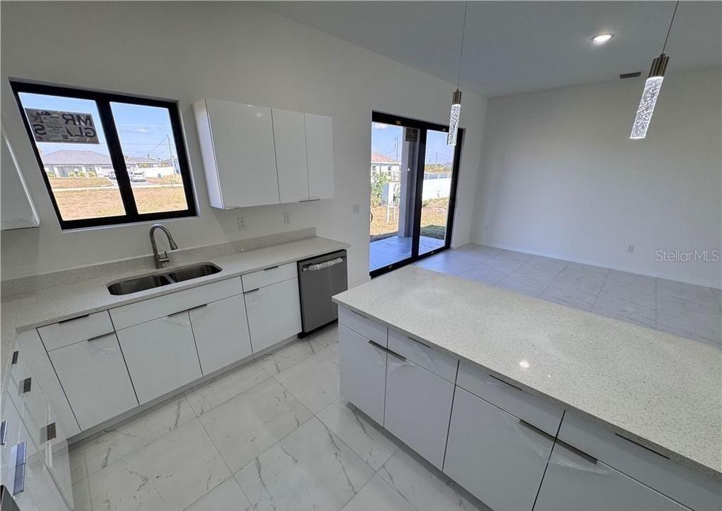 For Sale: $389,000 (4 beds, 3 baths, 1904 Square Feet)
