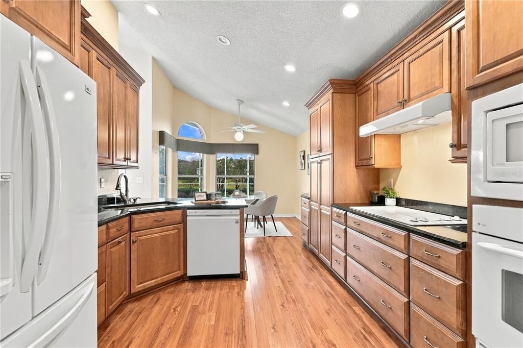 На продажу: $695,000 (5 спален, 4 ванн, 3093 Квадратных фут)