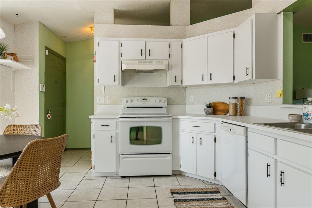 For Sale: $300,000 (3 beds, 2 baths, 1603 Square Feet)
