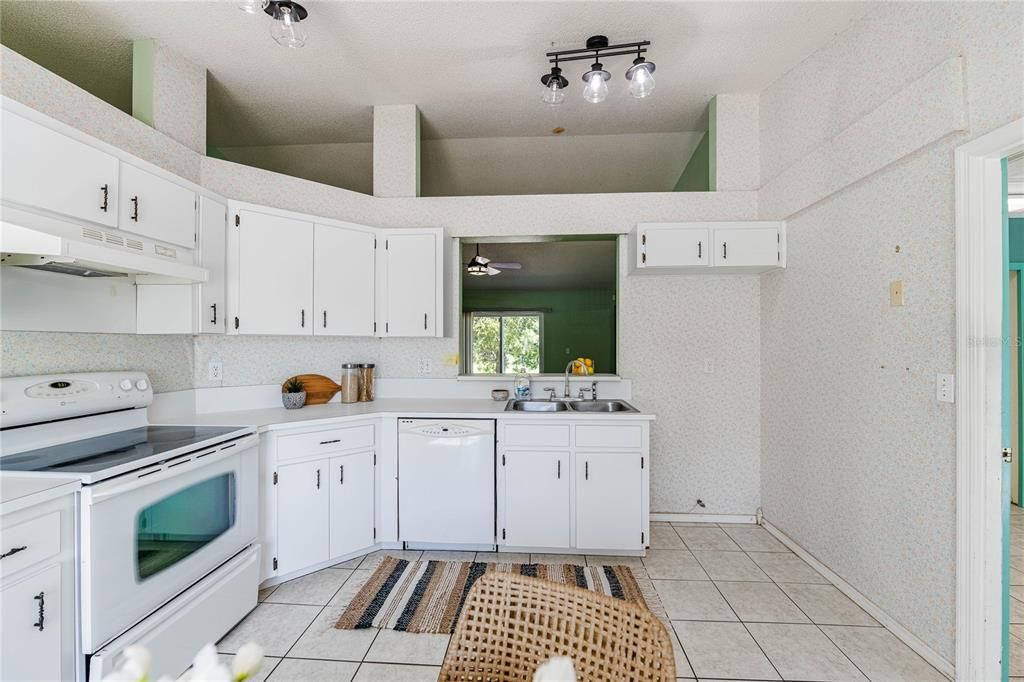 For Sale: $300,000 (3 beds, 2 baths, 1603 Square Feet)