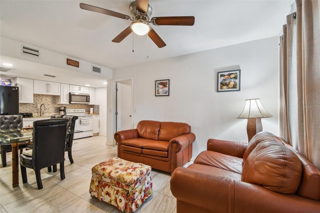 En Venta: $639,000 (5 camas, 5 baños, 2584 Pies cuadrados)