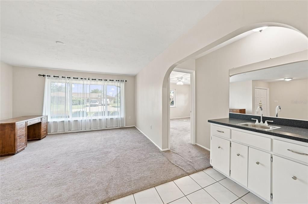 合同活跃: $350,000 (4 贝兹, 3 浴室, 2324 平方英尺)