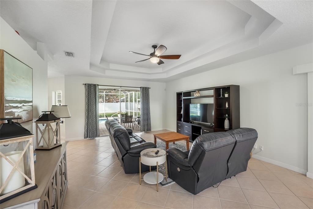 Activo con contrato: $419,000 (3 camas, 2 baños, 1913 Pies cuadrados)