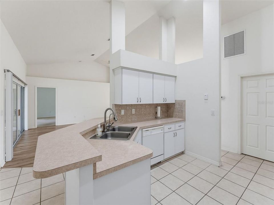 For Sale: $285,000 (3 beds, 2 baths, 1746 Square Feet)