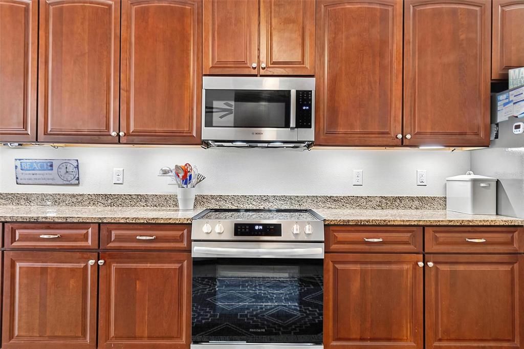 Activo con contrato: $870,000 (3 camas, 2 baños, 2586 Pies cuadrados)