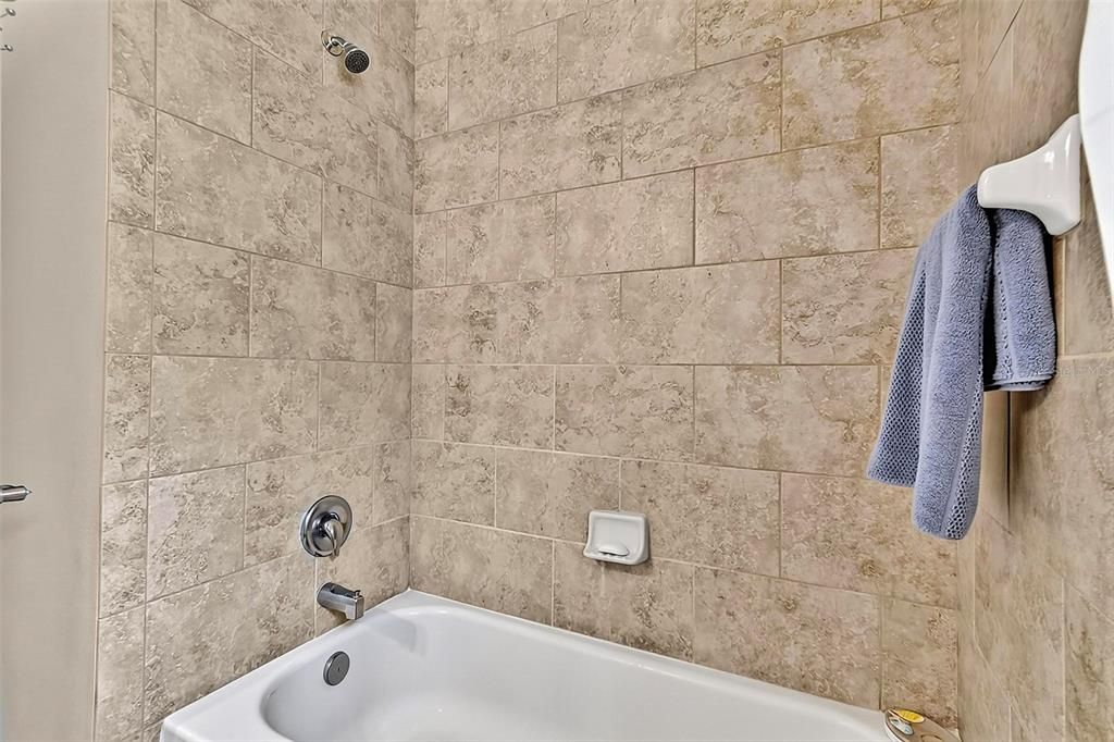 Activo con contrato: $870,000 (3 camas, 2 baños, 2586 Pies cuadrados)