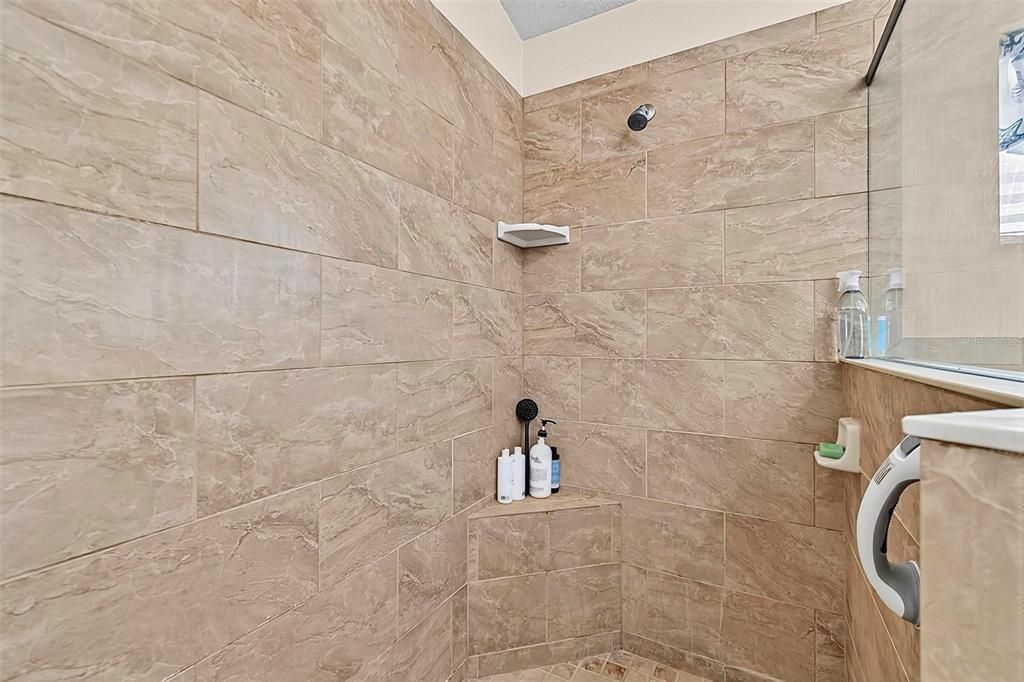 Activo con contrato: $870,000 (3 camas, 2 baños, 2586 Pies cuadrados)