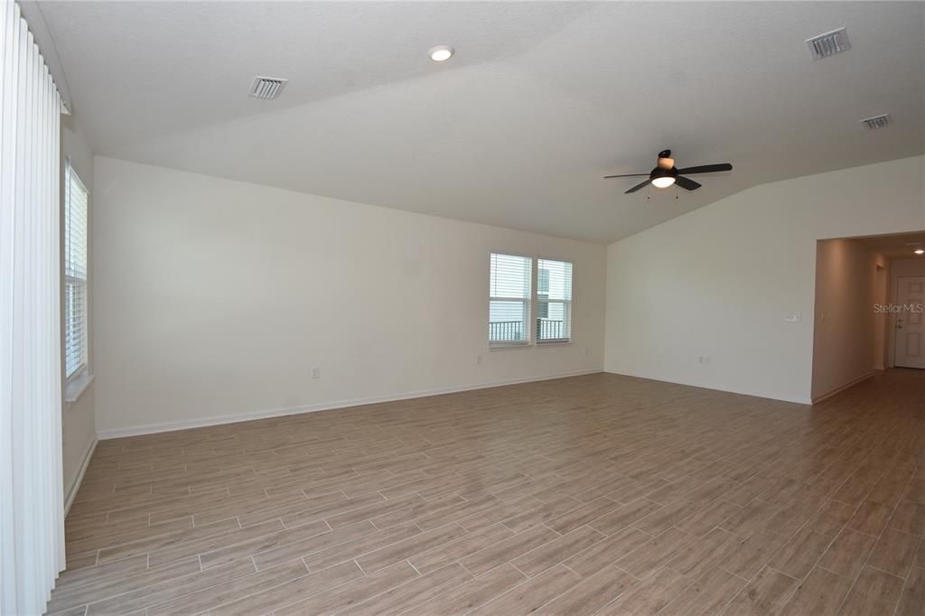 For Rent: $2,000 (3 beds, 2 baths, 1618 Square Feet)