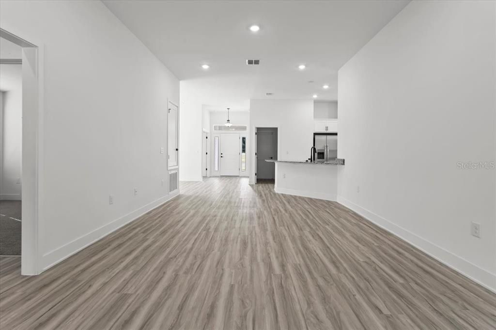 На продажу: $325,250 (4 спален, 2 ванн, 1820 Квадратных фут)