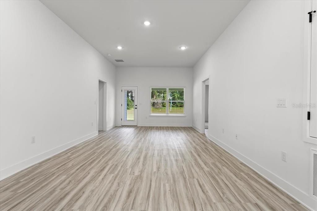 На продажу: $325,250 (4 спален, 2 ванн, 1820 Квадратных фут)