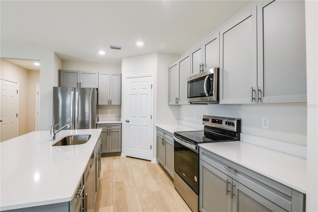 На продажу: $359,990 (4 спален, 2 ванн, 1866 Квадратных фут)