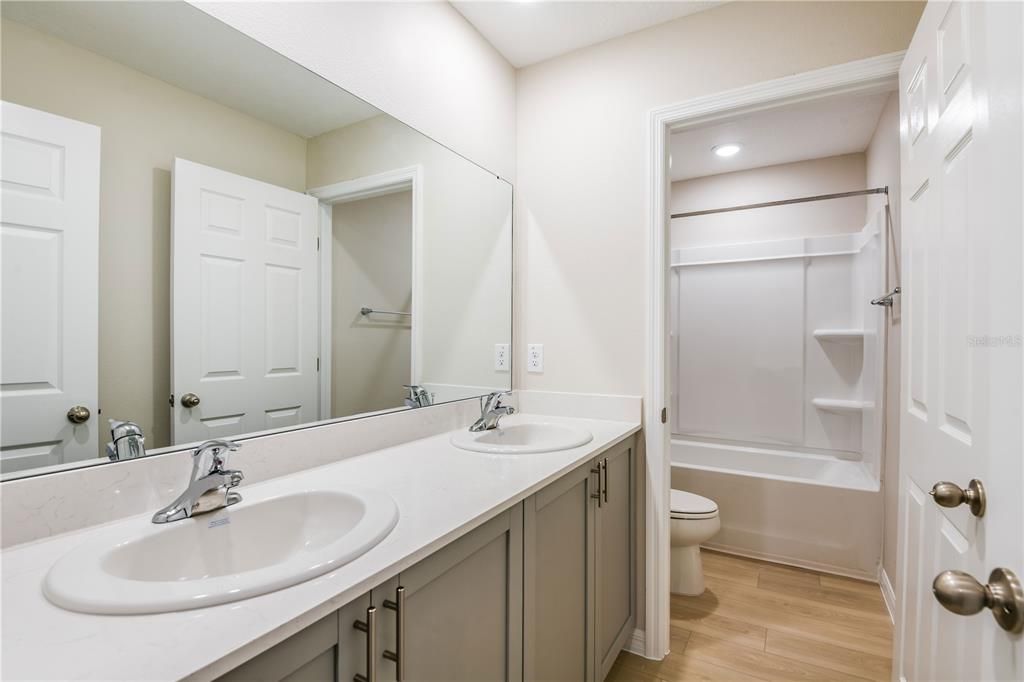 На продажу: $359,990 (4 спален, 2 ванн, 1866 Квадратных фут)