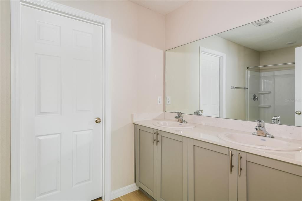 На продажу: $359,990 (4 спален, 2 ванн, 1866 Квадратных фут)