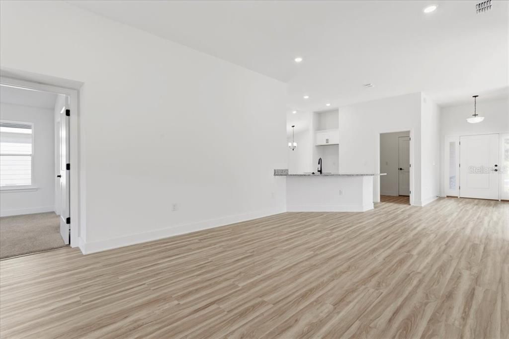 На продажу: $315,150 (4 спален, 2 ванн, 1635 Квадратных фут)