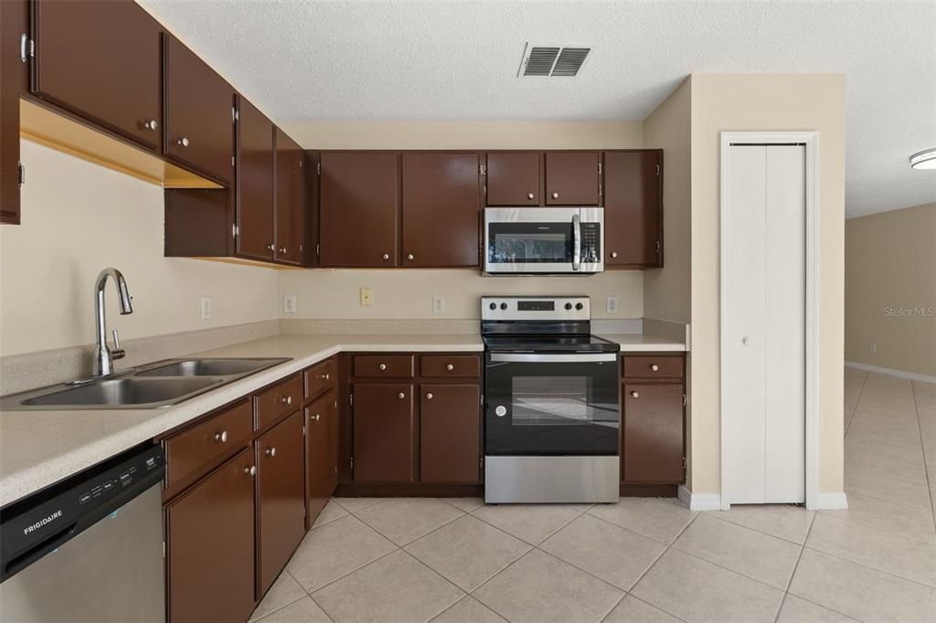 For Rent: $2,050 (4 beds, 2 baths, 1437 Square Feet)