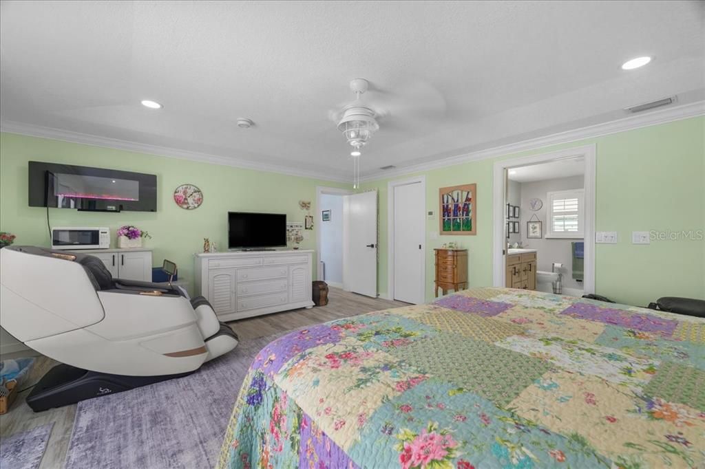 For Sale: $469,900 (3 beds, 3 baths, 2024 Square Feet)