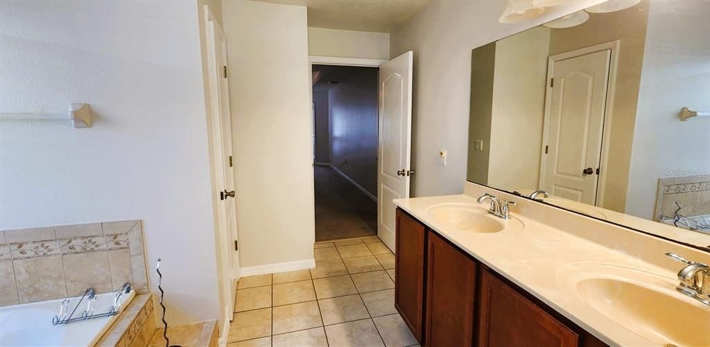 For Rent: $2,650 (5 beds, 3 baths, 2911 Square Feet)