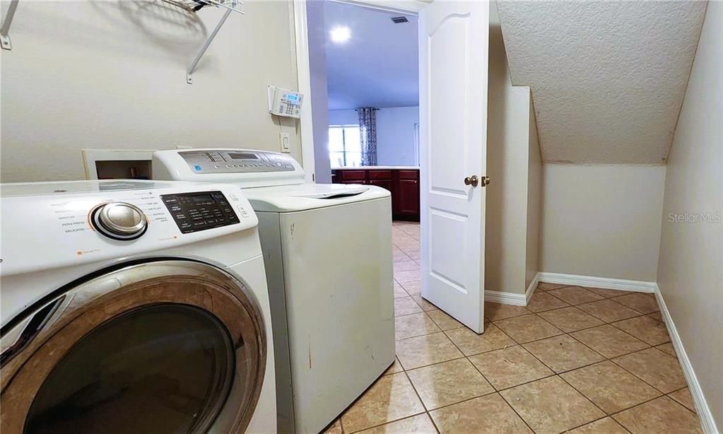 For Rent: $2,650 (5 beds, 3 baths, 2911 Square Feet)