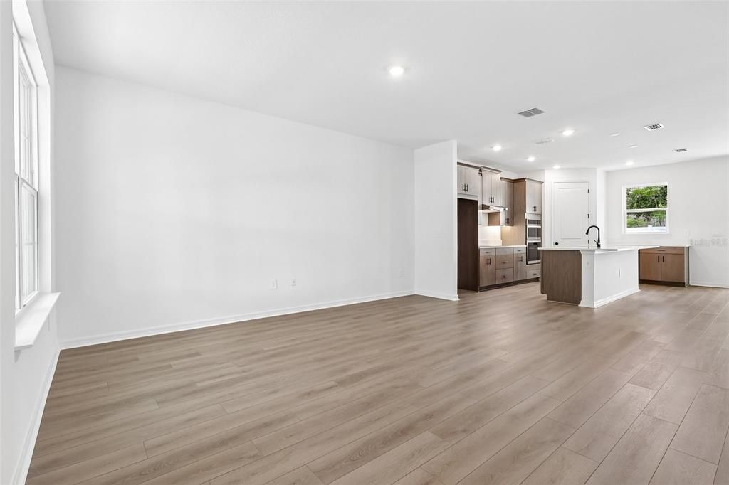 На продажу: $362,990 (4 спален, 2 ванн, 2500 Квадратных фут)
