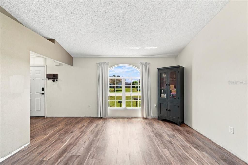 For Sale: $325,000 (3 beds, 2 baths, 1450 Square Feet)